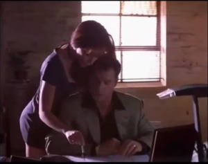 In this film a clever mother and daughter use charm and tricks for crime, leading to funny moments and unexpected love.