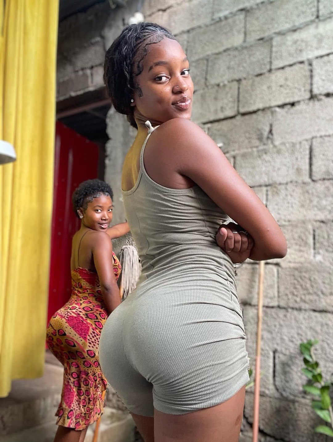 Watch 22 yera gal Showing things free